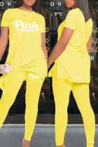 Amarelo casual com estampa de letras patchwork assimétrico decote em O manga curta duas peças