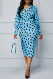 Himmelblaues, elegant bedrucktes, gepunktetes Patchwork-Kleid mit V-Ausschnitt und einstufigem Rock
