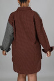 Braune, lässige Hemdblusenkleider im britischen Stil mit Patchwork-Taschenschnalle und Umlegekragen