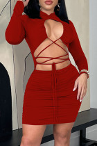 タートルネックの長袖ドレスの半分をくり抜いた赤いセクシーなソリッドバンデージ
