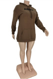 Vestidos casuais de moda marrom com estampa de letra básica gola com capuz manga longa plus size