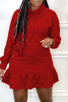 Robes à manches longues à col à capuchon et volants solides à la mode rouge