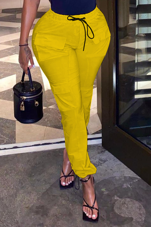 Gelbe, einfarbige Harlan-Hose im Patchwork-Stil mit mittlerer Taille und Street-Print