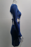 タートルネックのペンシルスカートドレスの半分をくり抜いた青いセクシーな固体