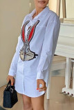 Белое модное повседневное базовое платье-рубашка с отложным воротником и принтом