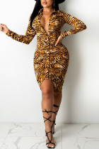 Estampado de leopardo Estampado sexy Retales de leopardo Hebilla Cuello vuelto Vestido irregular Vestidos
