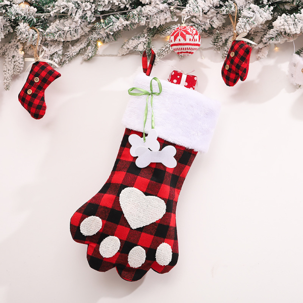 Красный винтажный милый клетчатый носок со снежинками в стиле пэчворк