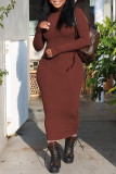 Vestidos casuais de moda marrom bordados com letras cor sólida gola alta mangas compridas