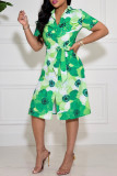 Grönt mode avslappnat tryck med bälte turndown krage kortärmad klänning