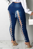 Jeans in denim a vita alta con patchwork scavato in tinta unita blu intenso