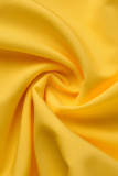 Le bandage solide jaune doux fait de vieilles robes de jupe de gâteau de col en V