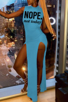 Светло-голубое модное сексуальное платье без рукавов с вырезом и буквенным принтом
