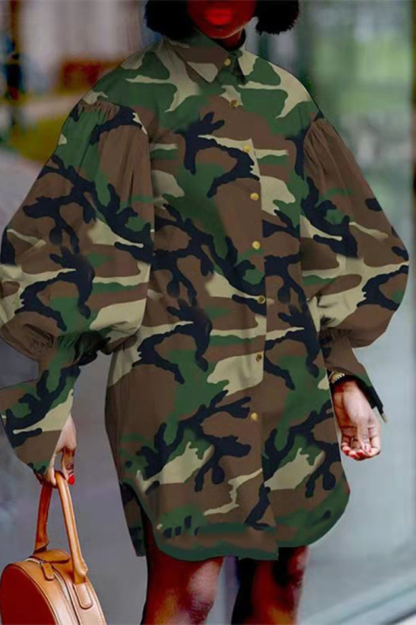 Модное повседневное платье-рубашка с отложным воротником в армейском зеленом цвете с камуфляжным принтом