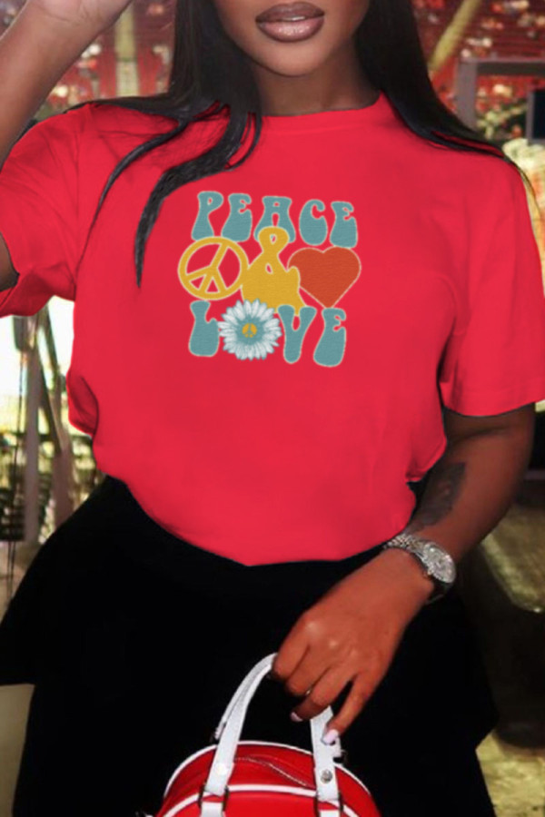 Camisetas de retalhos com estampa de rua vermelha e decote oco