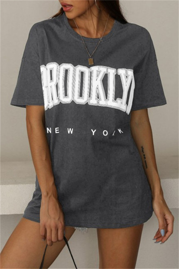 Camisetas básicas con cuello redondo y estampado de letras informales de moda gris oscuro
