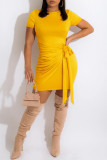 Желтое модное повседневное сплошное повязочное платье с круглым вырезом и коротким рукавом