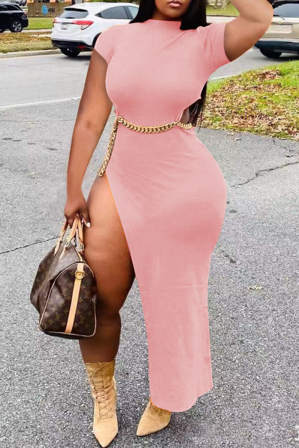 ピンクのファッションセクシーなソリッドくり抜かれたスリットタートルネック半袖ドレス（ウエストチェーン付き）