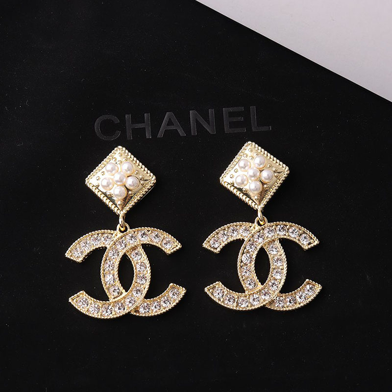 

Gold Fashion Elegant Letter Split Joint Hot Drill Earrings