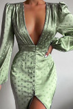 Vestidos rectos con cuello en V y pliegues con abertura y patchwork con estampado elegante verde