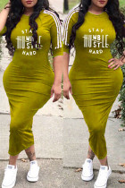 Vestidos con cuello en O con estampado de letras casuales de moda amarillo