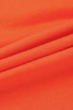 T-shirt arancioni con scollo a V e lettera O con stampa leopardata