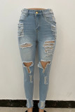Rua de cor clara rasgada faz velho retalhos jeans de cintura alta regular