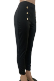 Bota preta fashion com fivela sólida fenda corte alto-falante de cintura alta fundo de cor sólida