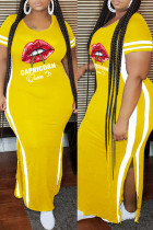 Vestido de manga corta con cuello en O con abertura y estampado de labios de talla grande informal de moda amarillo