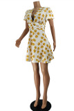 Gelbes, modisches Patchwork-Kleid mit V-Ausschnitt und kurzen Ärmeln