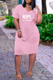 Vestido casual moda rosa com estampa de letras básica decote em V manga curta
