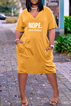 Vestido de manga corta con cuello en V básico con estampado de letras informales de moda amarillo