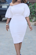 Vestidos de falda de un paso de cuello asimétrico con pliegues de patchwork sólido elegante casual blanco