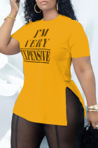 T-shirt con scollo a fessura con stampa lettera casual gialla di moda