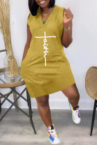 Желтое модное повседневное платье с карманом и V-образным вырезом с принтом