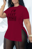 T-shirt de moda casual com estampa de letras bordô com fenda no pescoço