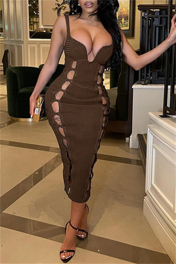 Braunes Mode-reizvolles festes ausgehöhltes rückenfreies Sling-Kleid mit V-Ausschnitt