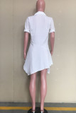 Белое повседневное однотонное платье-рубашка в стиле пэчворк с асимметричным отложным воротником и пряжкой Платья Платья