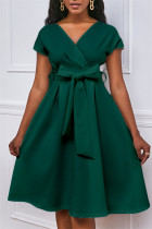 Grünes, modisches, lässiges, festes Kleid mit Gürtel und V-Ausschnitt und kurzen Ärmeln