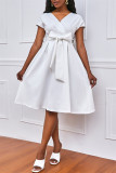 Weißes, modisches, lässiges, festes Kleid mit Gürtel und V-Ausschnitt und kurzen Ärmeln
