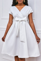 Weißes, modisches, lässiges, festes Kleid mit Gürtel und V-Ausschnitt und kurzen Ärmeln