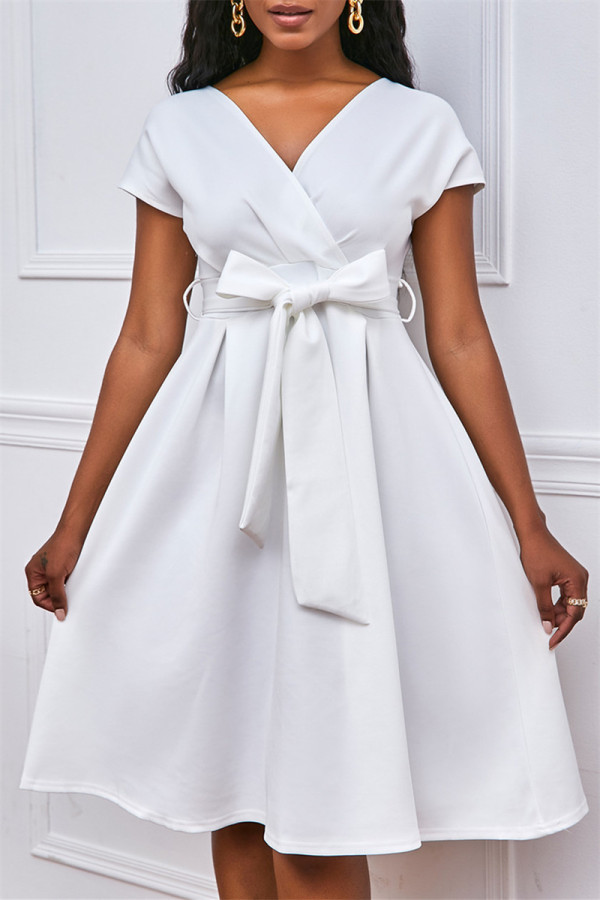 Белое модное повседневное однотонное платье с поясом и V-образным вырезом с коротким рукавом