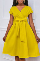 Gelbes, modisches, lässiges, festes Kleid mit Gürtel und V-Ausschnitt und kurzen Ärmeln