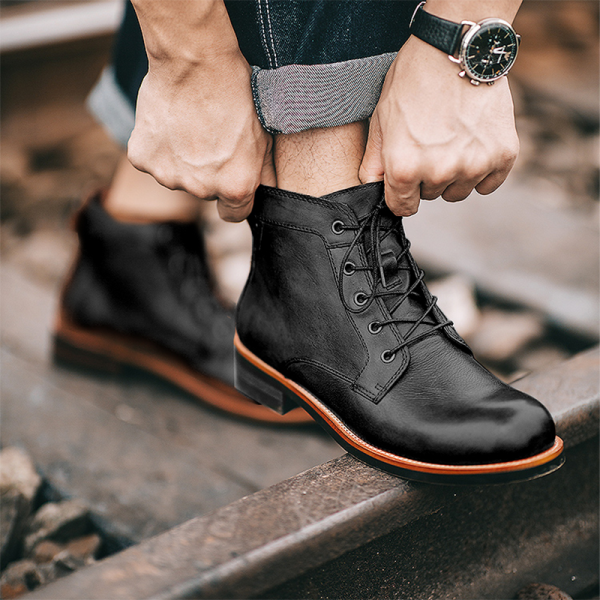 Sapatos de couro redondos com tiras cruzadas em retalhos pretos da moda