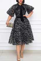 Черное модное элегантное платье с принтом в стиле пэчворк и круглым вырезом
