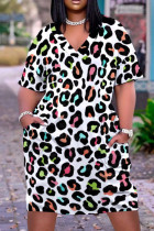 Weißes, modisches, lässiges Kleid mit Leopardenmuster und V-Ausschnitt