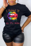 Camisetas pretas com estampa de lábios e patchwork estampado com letras em O decote