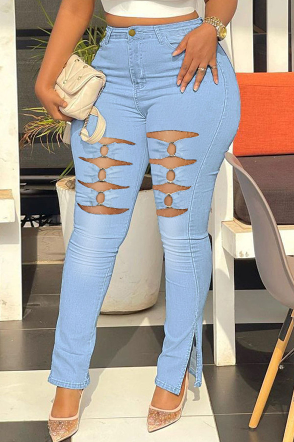 Calça jeans tamanho grande de retalhos lisos e vazados azul-claro