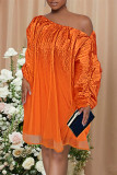 Vestidos de manga larga con cuello oblicuo y pliegues de retazos sólidos informales de moda naranja