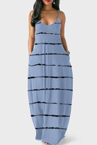 Голубое модное полосатое длинное платье с открытой спиной и тонкими лямками