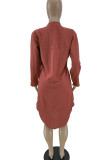 Lässiges, einfarbiges, asymmetrisches Hemdkleid mit Patchwork-Schnalle in Mandarinenrot